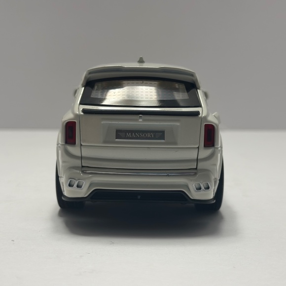 1:24 rolls royce cullinan mansory Diecast with LED HEADLIGHT AND TAILLIGHT WHITE - Picture 11 of 12